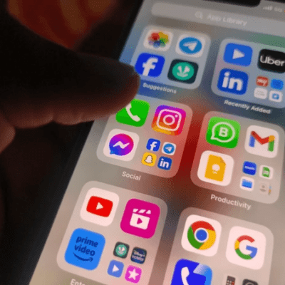 Smartphone screen displaying various app icons.